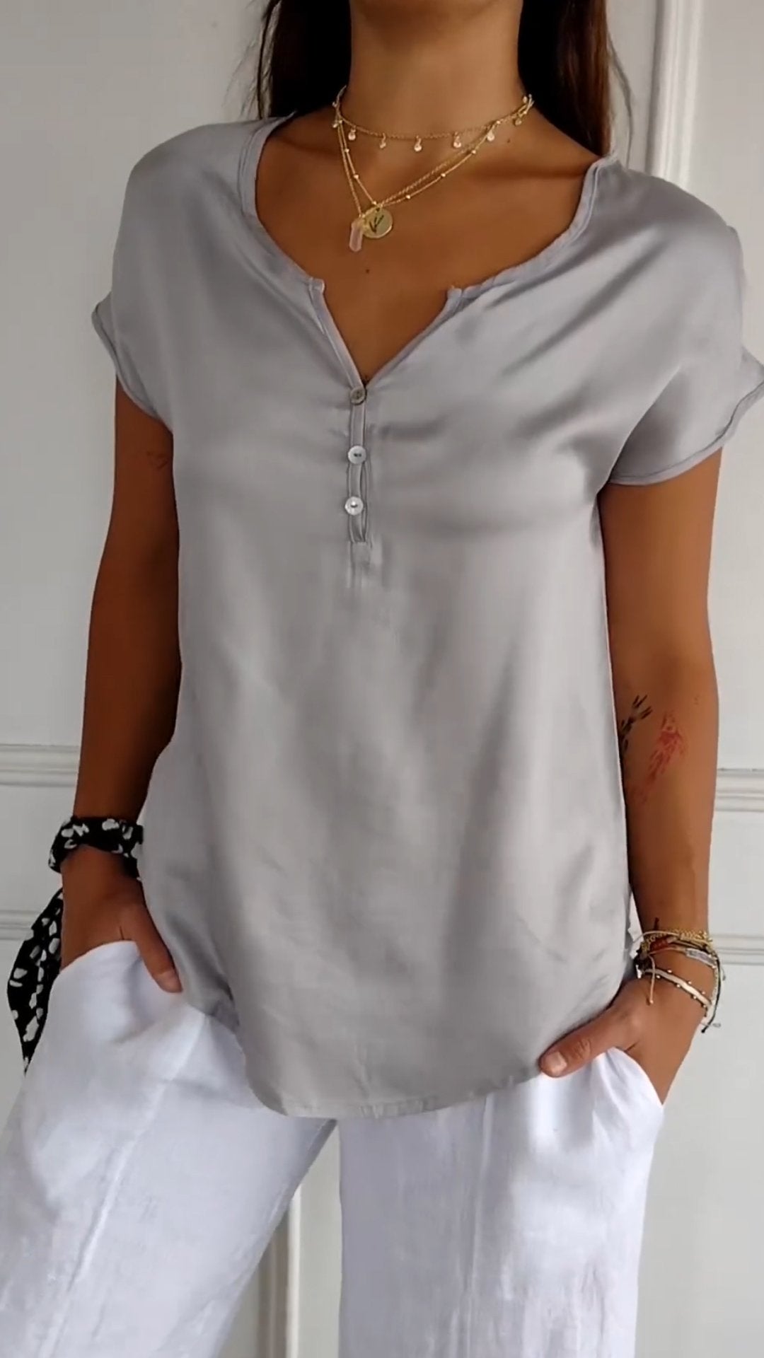 Marisa™ | T-shirt con scollo a V in eleganza casual