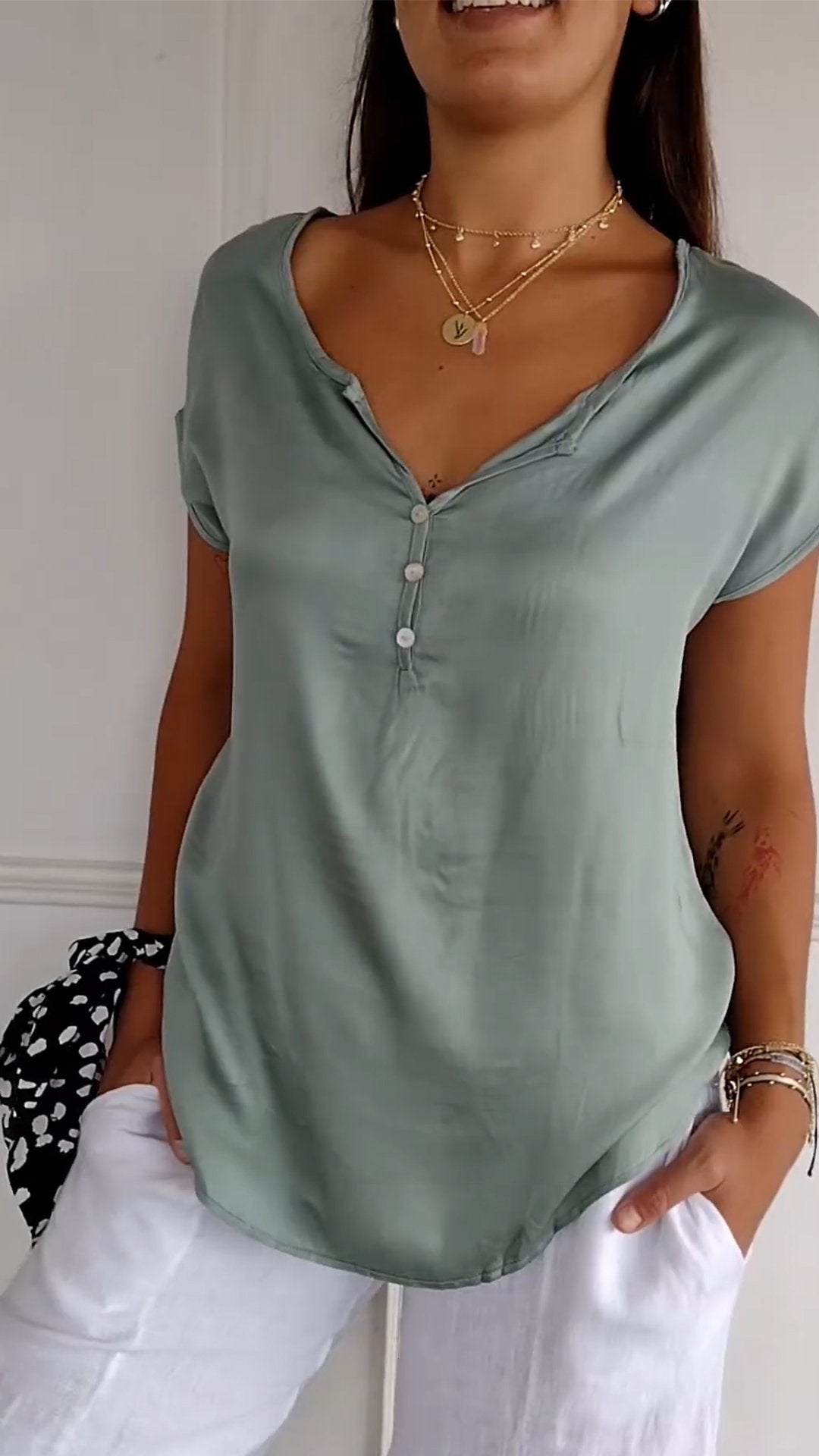 Marisa™ | T-shirt con scollo a V in eleganza casual